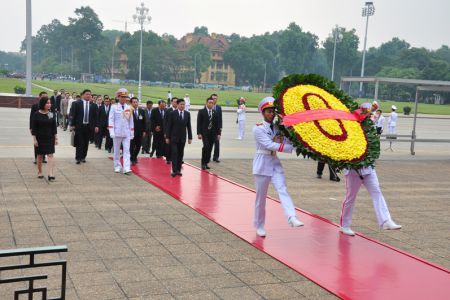 Thủ tướng Chính phủ nước Cộng hòa Dân chủ nhân dân Lào vào Lăng viếng Bác và đặt hoa tưởng niệm các Anh hùng liệt sỹ