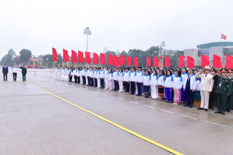 Đoàn đại biểu tham dự Đại hội đại biểu toàn quốc Hội Sinh viên Việt Nam lần thứ XI báo công dâng Bác