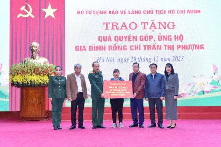 Bộ Tư lệnh Bảo vệ Lăng Chủ tịch Hồ Chí Minh trao tặng quà quyên góp, ủng hộ cho gia đình đồng chí Trần Thị Phượng