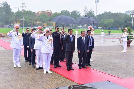 Tổng thống Cộng hoà Indonesia vào Lăng viếng Chủ tịch Hồ Chí Minh