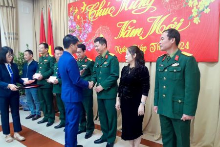 Tổng Liên đoàn Lao động Việt Nam thăm, chúc Tết và trao quà hỗ trợ  đoàn viên, người lao động Ban Quản lý Lăng Chủ tịch Hồ Chí Minh